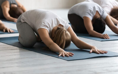 Uitgeput maar niet kunnen ontspannen? Zo helpt Yin Yoga bij overspanning en burnout